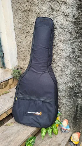 Case para violão com alguns defeitos
