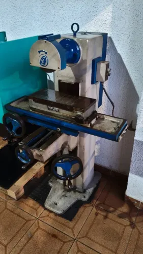 Retífica plana manual com placa magnética.