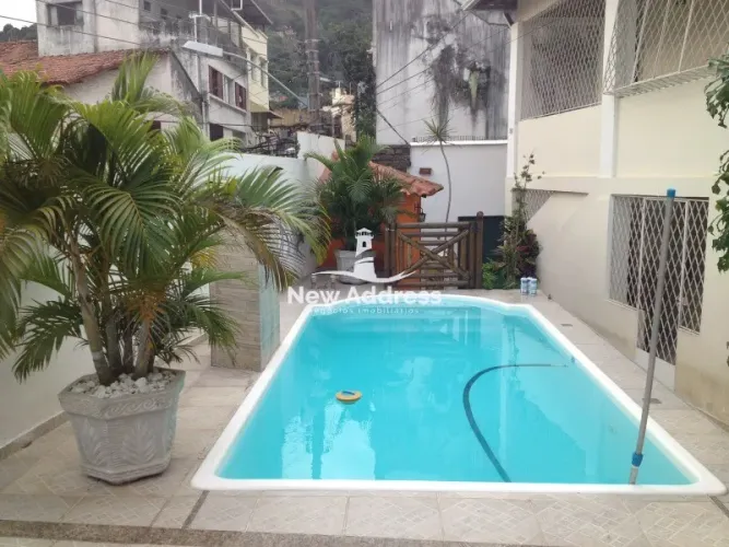 Casa de Esquina com 5 Quartos à venda no Centro de Vitória.