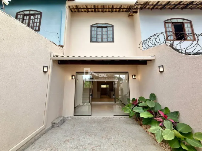 Casa à Venda no bairro Letícia, 3 Quartos, Reformada, Espaço Gourmet e 1 Vaga.