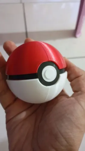 Pokébola tamanho real abre e fecha