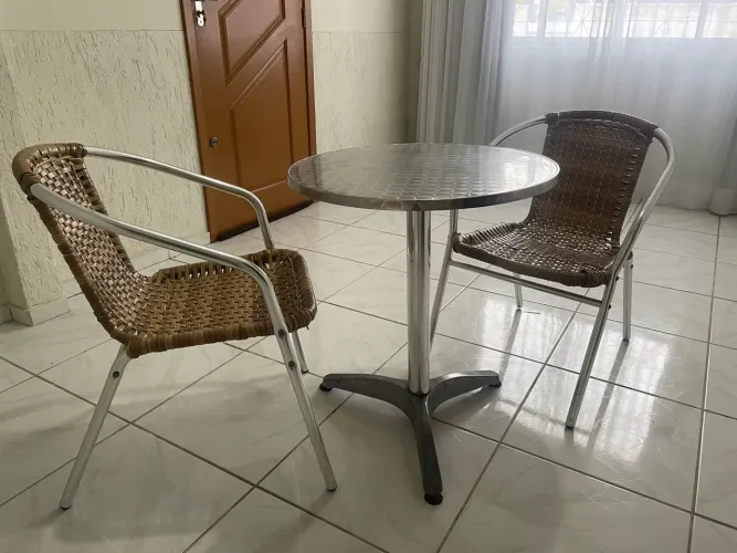 Conjunto de mesa e cadeiras