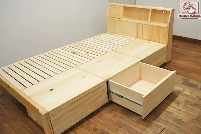 Cama de casal de madeira com gavetas