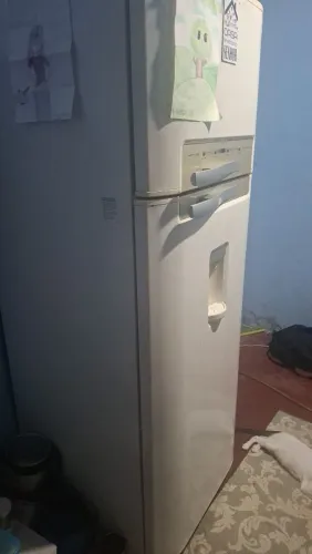 Uma geladeira de duas portas