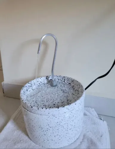 Bebedouro de porcelana para gatos