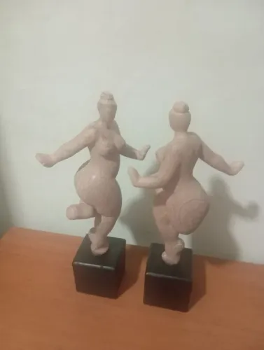 Lindas esculturas de bom tamanho (47cm cada). De 180 reais por 120! Novas!