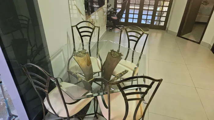 Conjunto de Jantar e Aparador em Ferro Trabalhado com Tampo de Vidro
