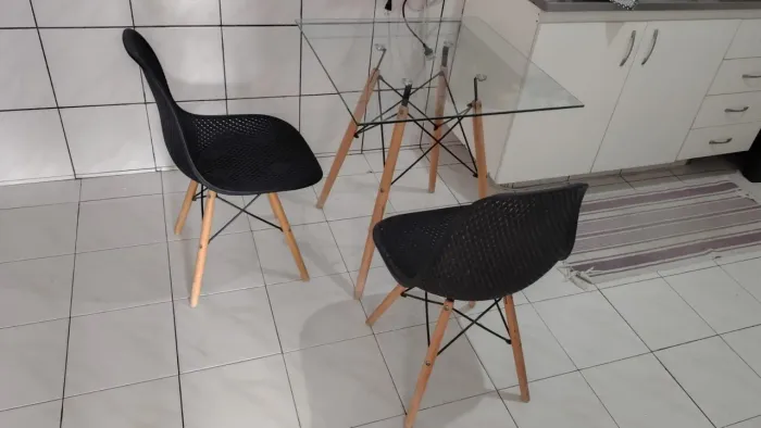 Mesa com 2 cadeiras 