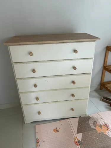 Vende-se cômoda 05 gavetas creme 
