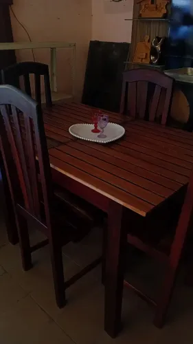 Mesa com 4 cadeiras em Madeira Maciça