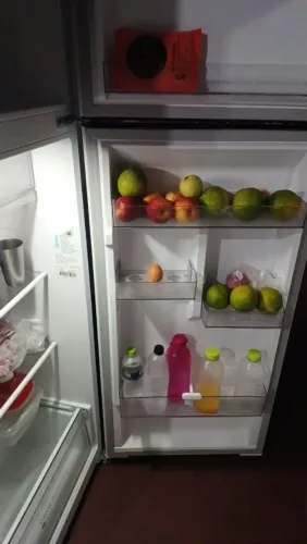 Vendo geladeira semi nova sem marca de uso