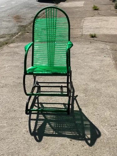Cadeira de balanco de fio, na cor verde