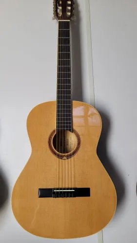 Violão acústico da marca Michael.