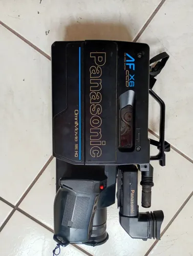 Vendo uma câmara cinematográfica faltando carregador