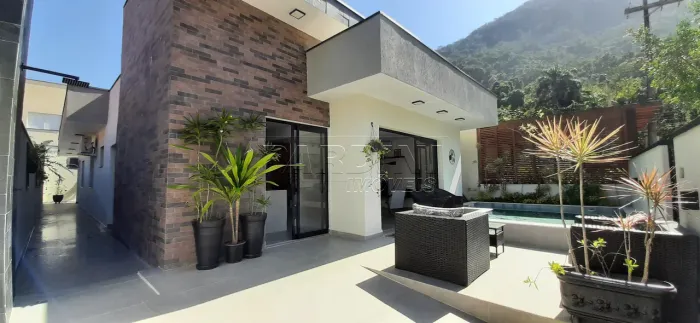 Linda casa em condomínio com 4 suítes, piscina e churrasqueira, na praia do Lázaro em Ubat
