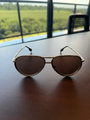 Óculos Burberry Dourado