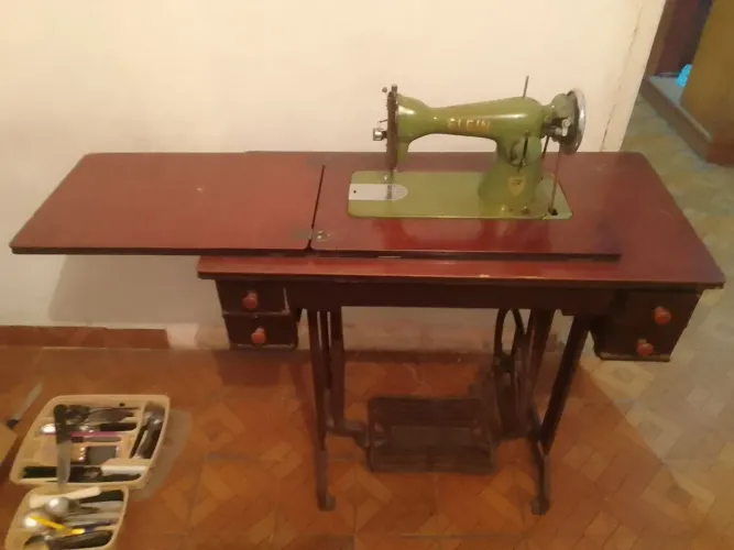 Maquina costura elgin antiga 