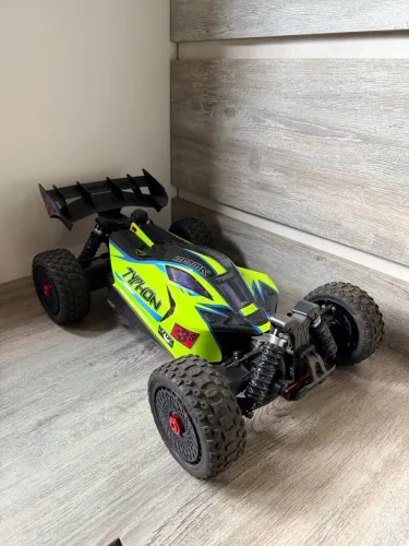 Automodelo Arrma Typhon 223s 1/8