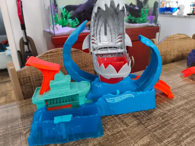 Pista hot Wheels ataque tubarão robô 
