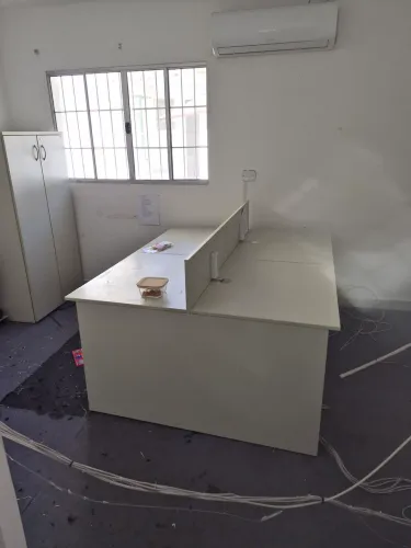 Estações de trabalho em ótimo estado, 1 mesa para quatro pessoas e uma baia para 4 pessoas