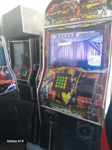 Maquina de Karaokê 2x1 semi nova