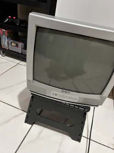 TV de tubo, 14 polegadas funcionando.