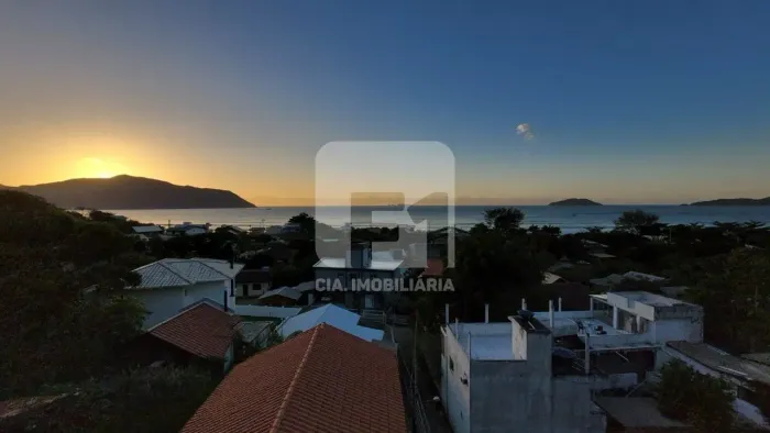 Casa de 2 dormitórios à venda no Pântano do Sul