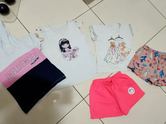 Lote de roupas infantis