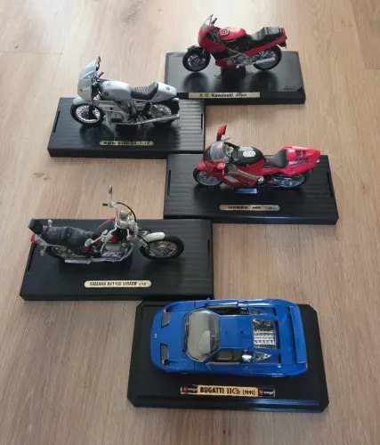 Coleção 4 Miniaturas de Motos Clássicas e Bugatti EB110