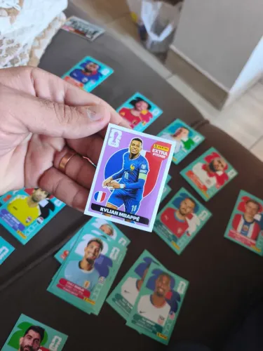 Figurinha Extra Sticker Roxa (Kylian Mbappé)