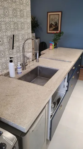 Bancada de granito siena cozinha com cuba inox