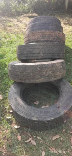 Pneus 215/75/17.5 caminhão 3/4 Quebra Galho