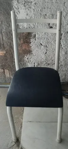 Cadeira metálica resistente com assento estofado