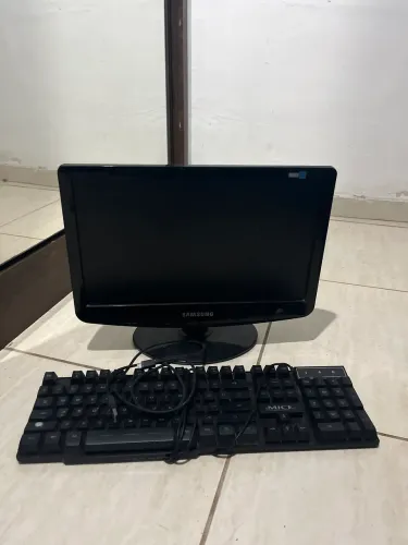 Vendo monitor e teclado, a muito tempo sem usar e está guardado sem funcionamento.