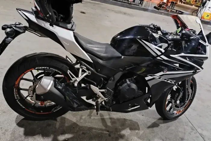 VENDE-SE OU TROCA EM MOTO DE MENOR CILINDRADA, CBR- 500 ANO 2016 EM DIAS, PNEUS NOVOS