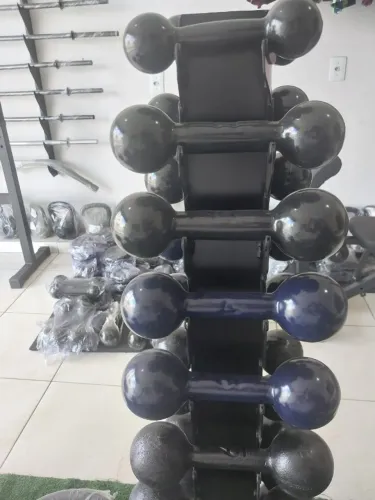 Halteres pintados e emborrachados no suporte