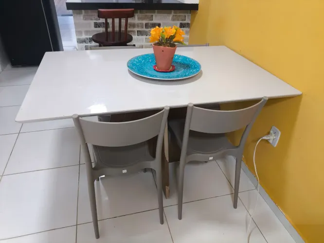 Mesa de quatro cadeiras LEIA O ANÚNCIO 