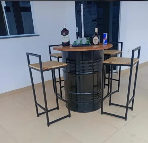 Vendo mesa gourmet com 4 banquetas 