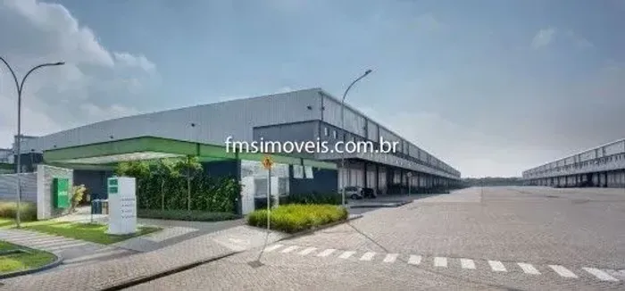Galpão Industrial para Locação em Duque de Caxias-RJ: 2 Salas, 2 Banheiros, 6 Vagas de Gar