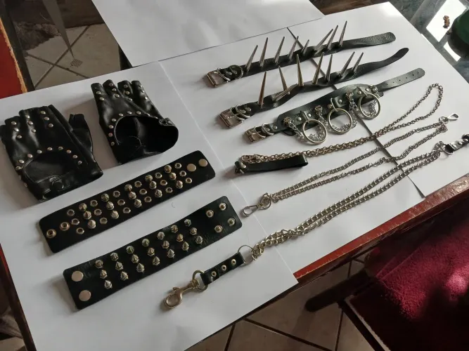 Peças acessórios Punk/Góticos mistos - Choker, Braceletes com Spikes, Luvas e Correntes