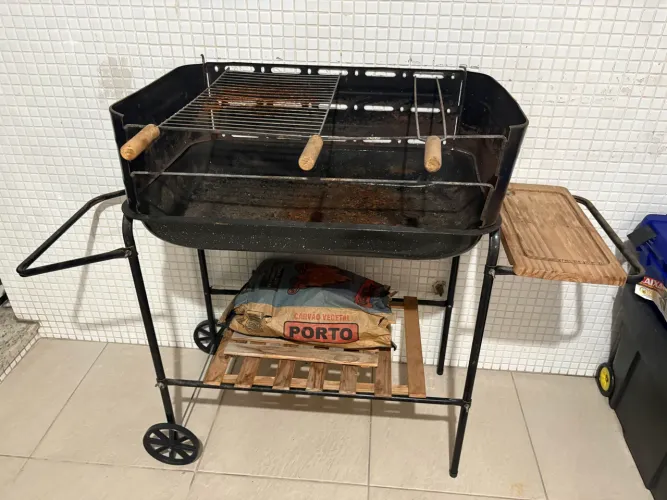 Churrasqueira com rodinha e mesa bistrô 