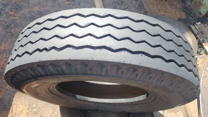 Pneu 750 usado com bastante borracha barato 
