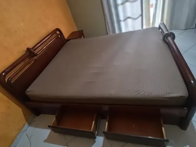 Cama de casal King com colchão ortopédico 