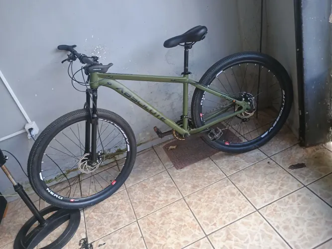 Bicicleta absolute quadro 17 esportiva ideal para trilhas e uso diário