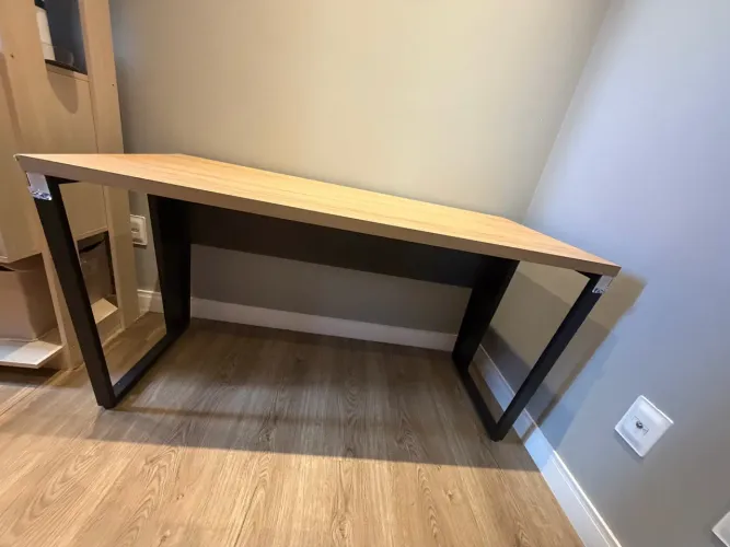 Mesa de MDF 1,35m x 60cm + Cadeira Preta de Brinde