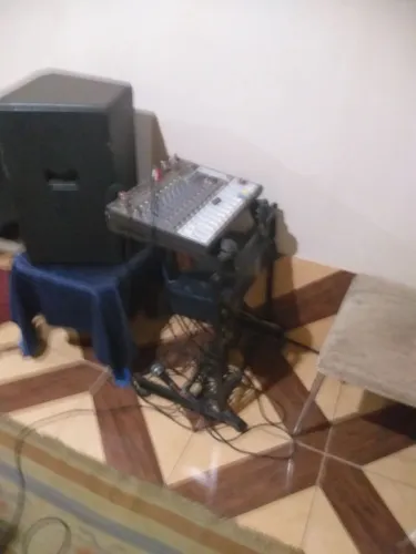 Vende se som 2 caixas 1 amplificador e 1mesa com 8 canais 