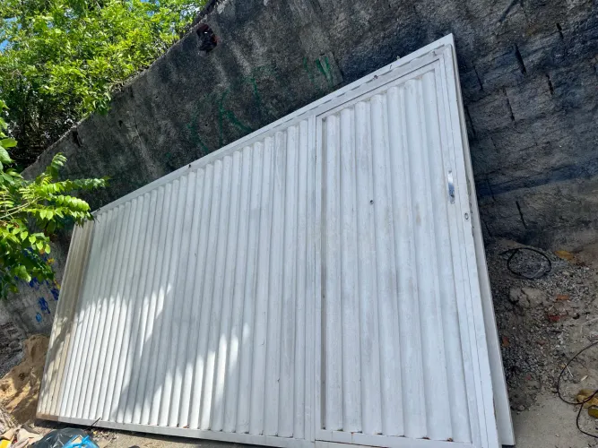 2 Portões de ferro (2,5 por 2,10 cada) e estrutura Metálica (9m por 50 cm)