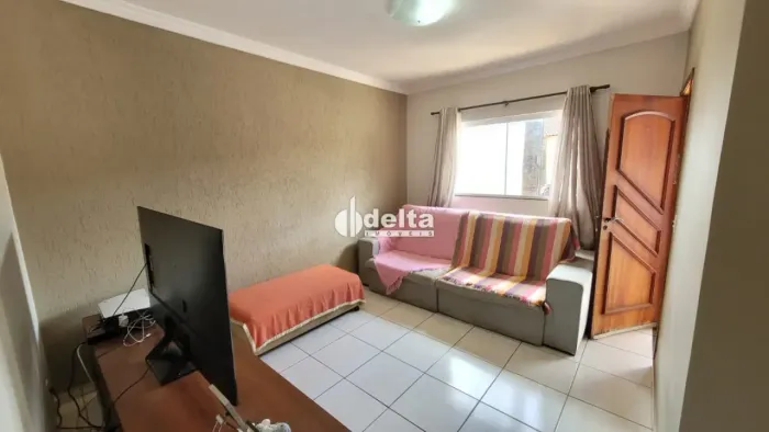 Casa com 3 quartos disponível para venda no bairro Minas Gerais em Uberlândia-MG.