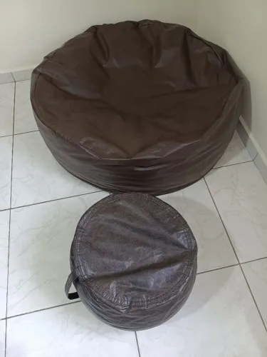 Puff em corino com apoio de pés.