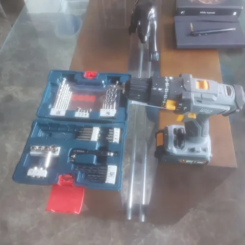 Furadeira à bateria e caixa Bosch completa